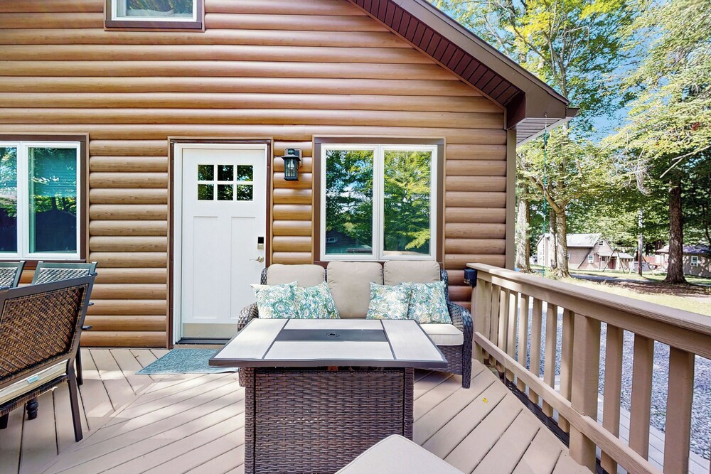 Hot Tub + Deck: Waterfront Home on Sacandaga Lake