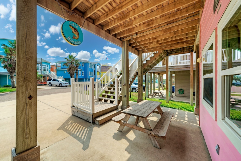 Casa Rosada by Avantstay Easy Beach Access Spacious Balcony Deck