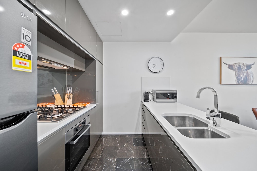 Stylish 1-bed Retreat Steps From Foreshore