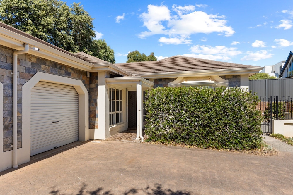 Quiet 2-bed Retreat With Private Courtyard