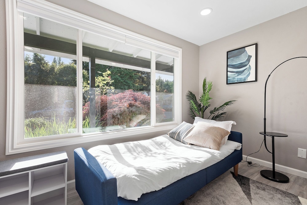 Cheerful Kirkland Home w/AC Big Yard, Walk to Beach