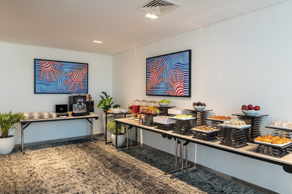 Th8 Palm Dubai Beach Resort, Vignette Collection by IHG