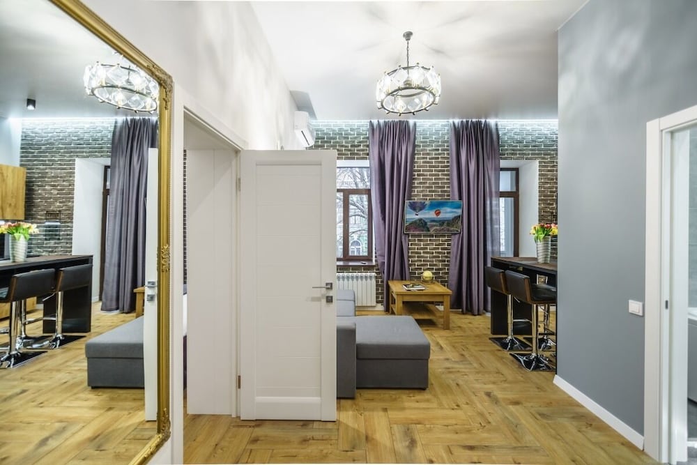 KievApts Pushkinskaya 10 view 5