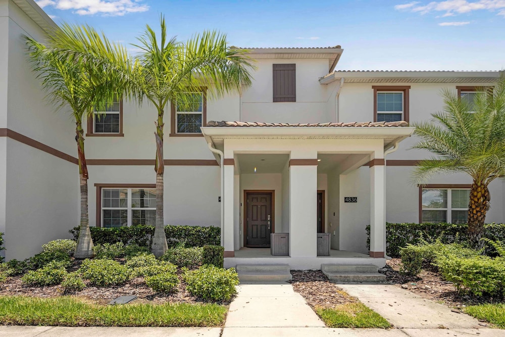 Stylish 4BR Pool Townhome Storey Lake