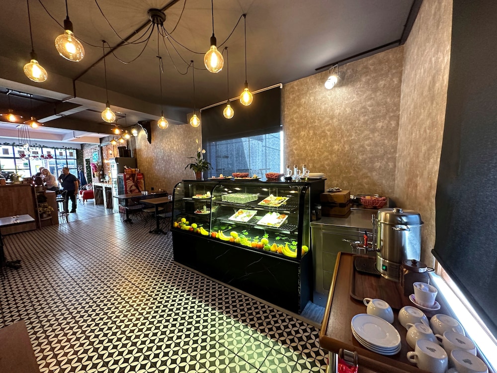 Black Art Otel - Image 9