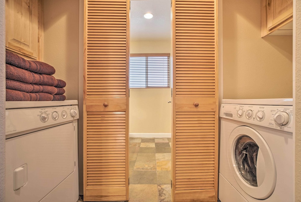 Mammoth Lakes Townhome - 10-min Walk to Village!