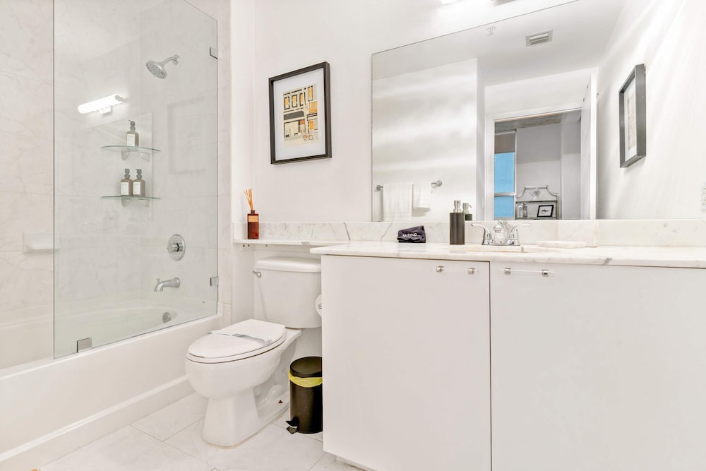 Stylish City Loft Downtown Steps to Bayfront Park