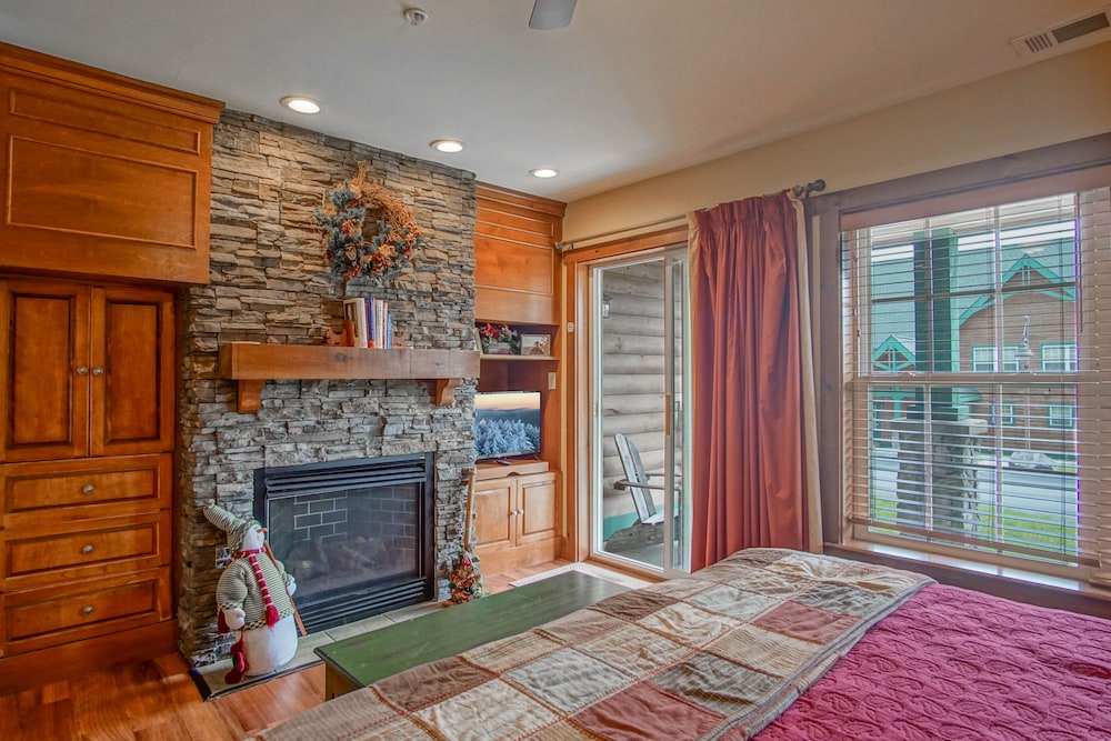 Camp 4 # 11: 3 Bedrooms + Bonus Sleeping Den, 3.5 Baths: Slope Side
