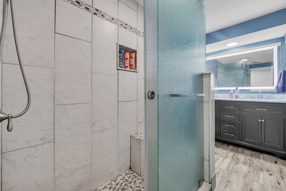 Elwood Park Gem: Spacious 3br Prime Location 3 Bedroom Home