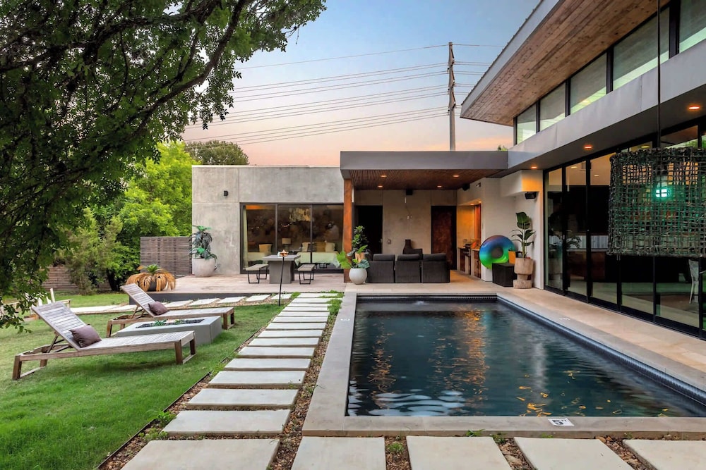 Eastside Mansion w Pool 7 Mins to Rainey