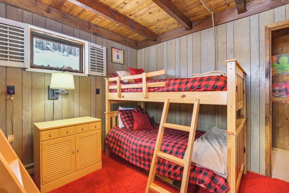 2 Mi to Schuss Mountain: Cozy Cabin w/ Deck