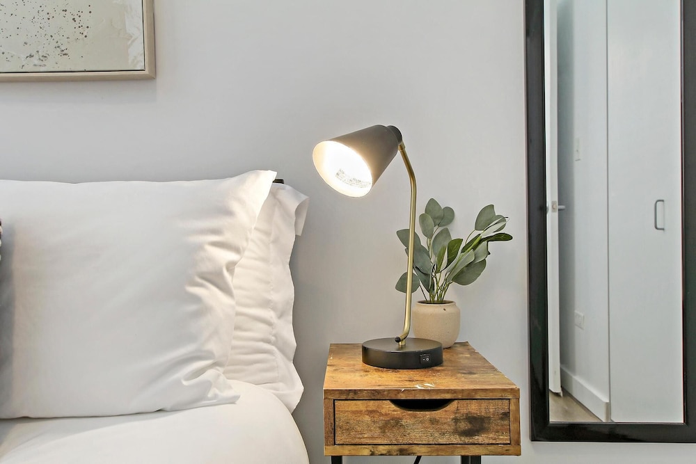 1BR Living - Lake 206 rep - Image 4