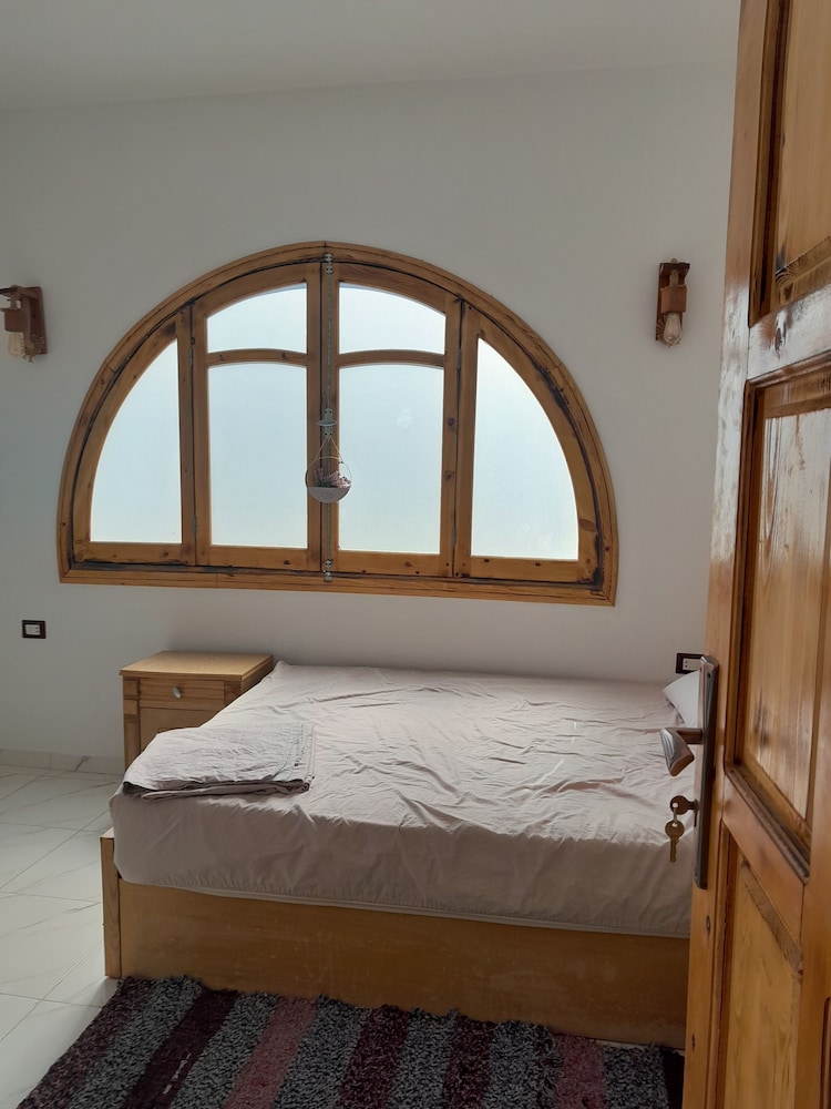 3-bed Sleeps 6 With Sea View & Free Parking view 3