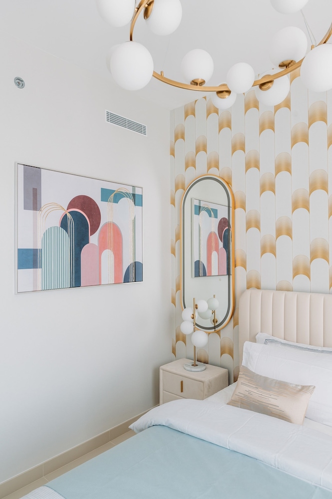 Elegant Stay: Balcony & Stunning Dubai Creek Views
