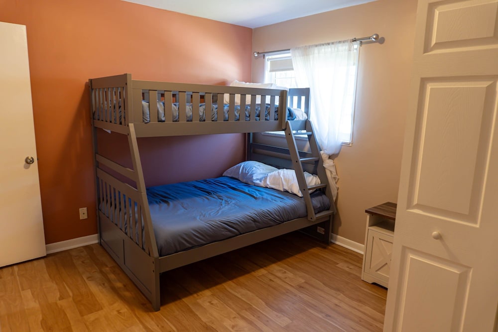 Four Bed Home With Pool Game Room Bar Near Beach