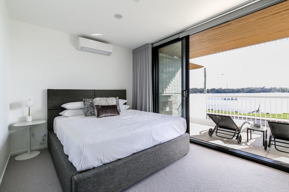 Bayfront Holiday Retreat With Parking