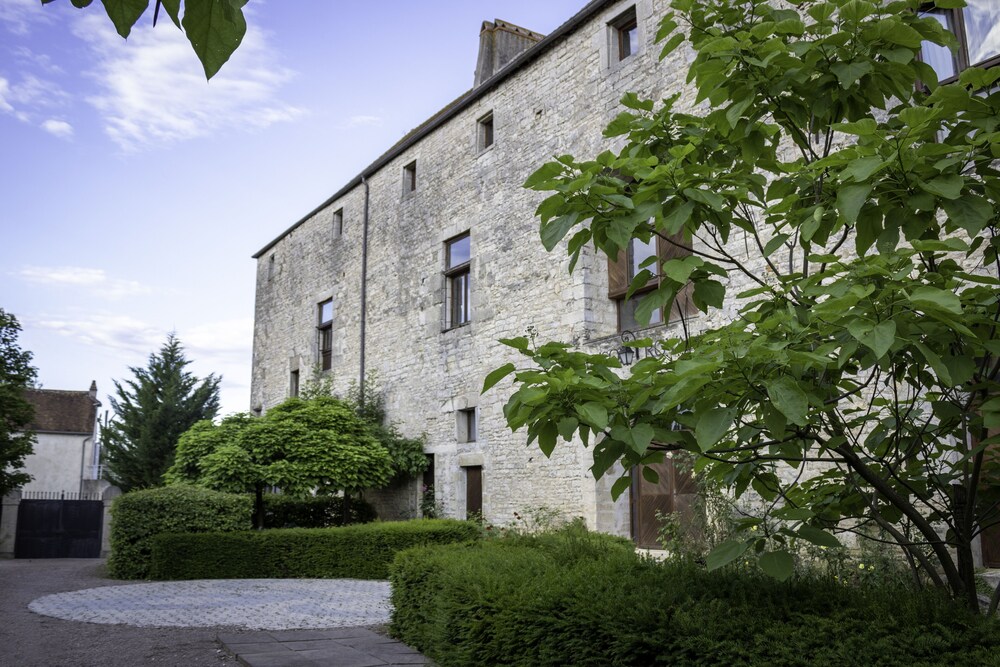 LA MAISON ROYALE view 3