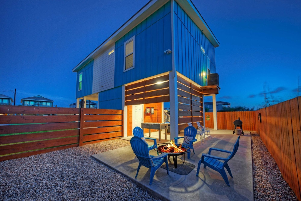 Family-friendly Beach Home Bbq, Patio & Fire Pit & Mins to Beach Bottom's Up by Avantstay