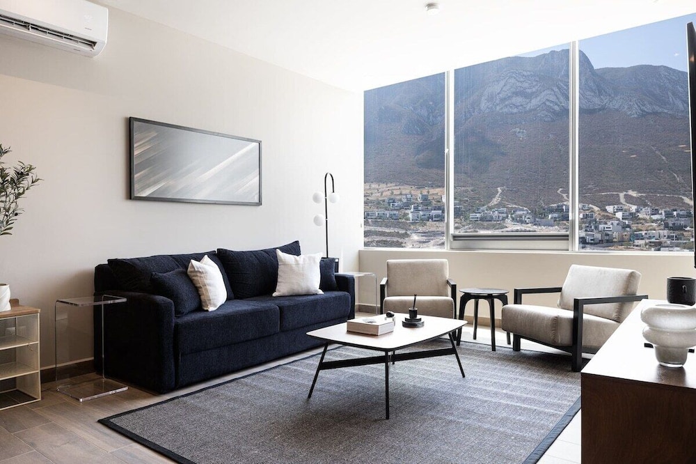 Modern Apts w Pool & Mountain View