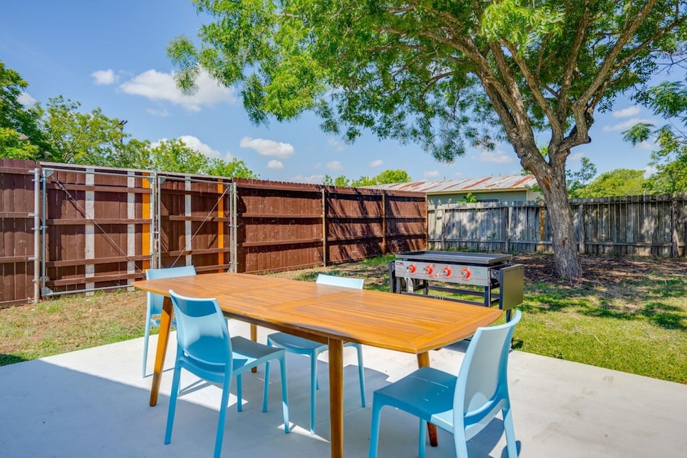 Modern 3 2 two Kings hot tub Fire pit 16min to Wine Trail Nearby Pickleball Courts Pools