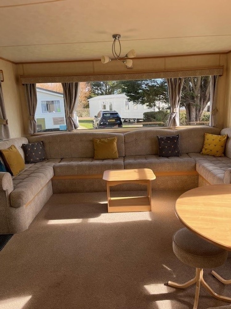 3-bed Seaside Holiday Home -pet Friendly & Parking