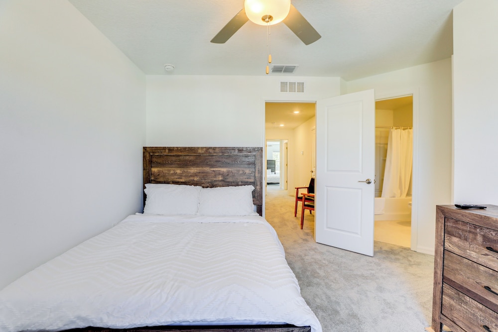 6 Mi to Apollo Beach: Townhome w/ Pool Access!