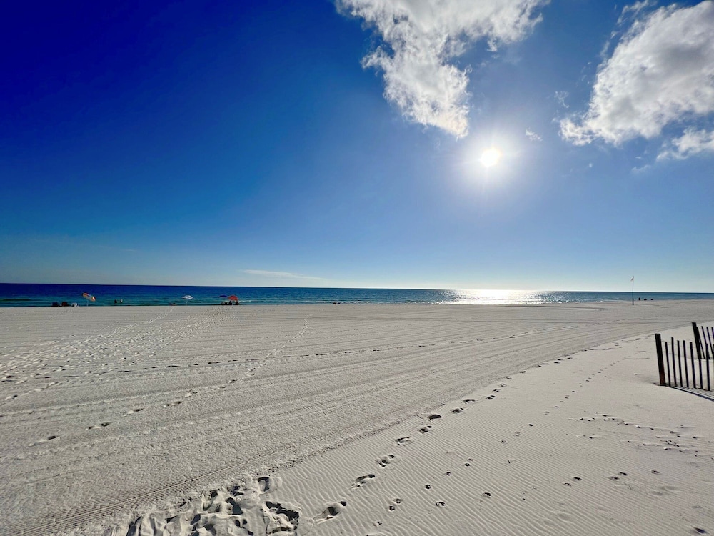 Regency Isle 704