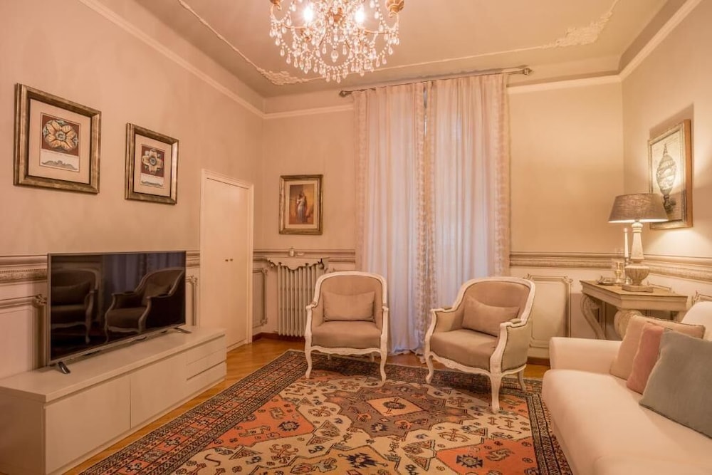 Αn enchanting residence in front of the Juliet house