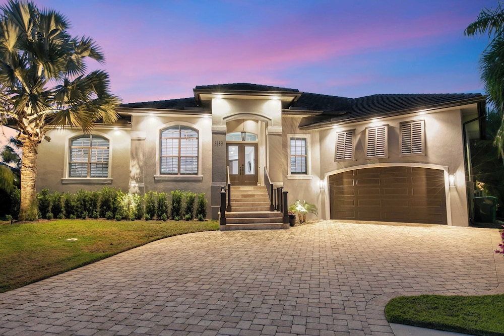 Marco Polo by Avantstay Waterfront 5bdr, Pool, Spa, Fire Pit, Walk to Beach