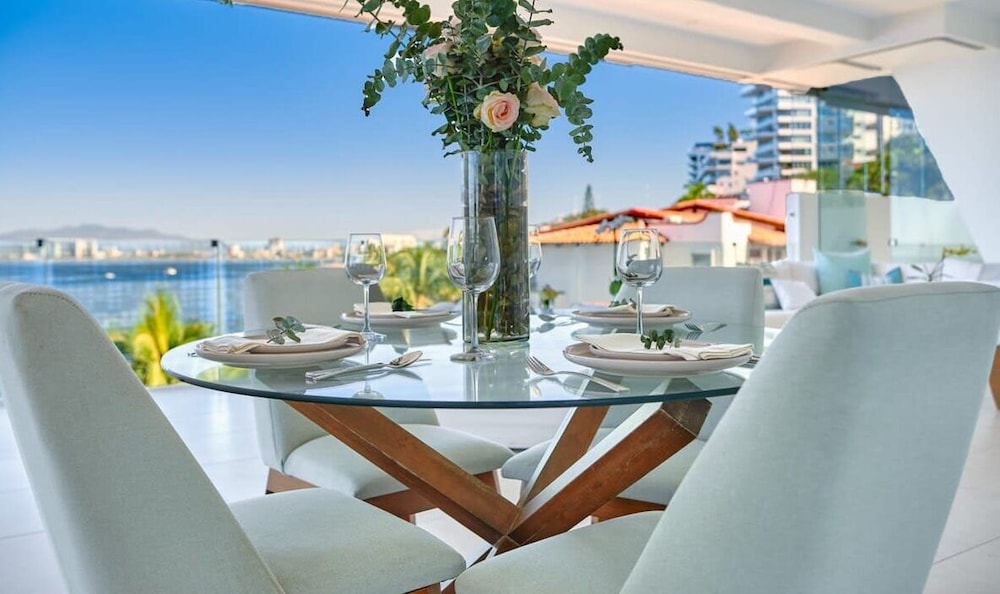 Luxurious 2BR Condo - Amazing Ocean View - Pool