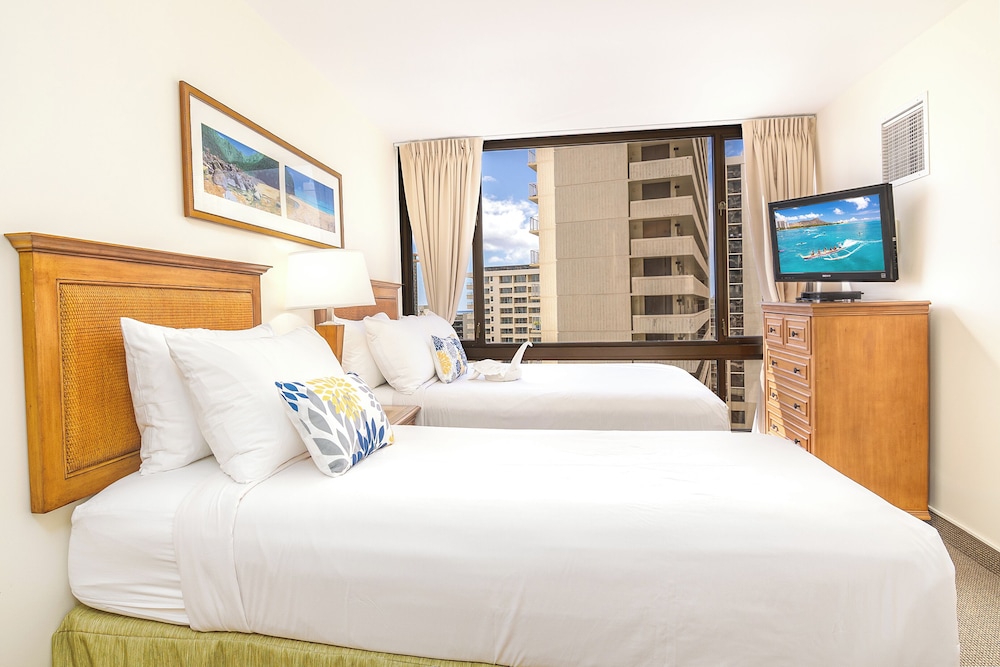 Waikiki Sunset Close to Beach with Parking