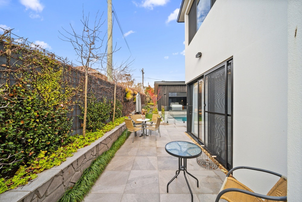 Luxurious 2-bed: Pool, Lift, Dining