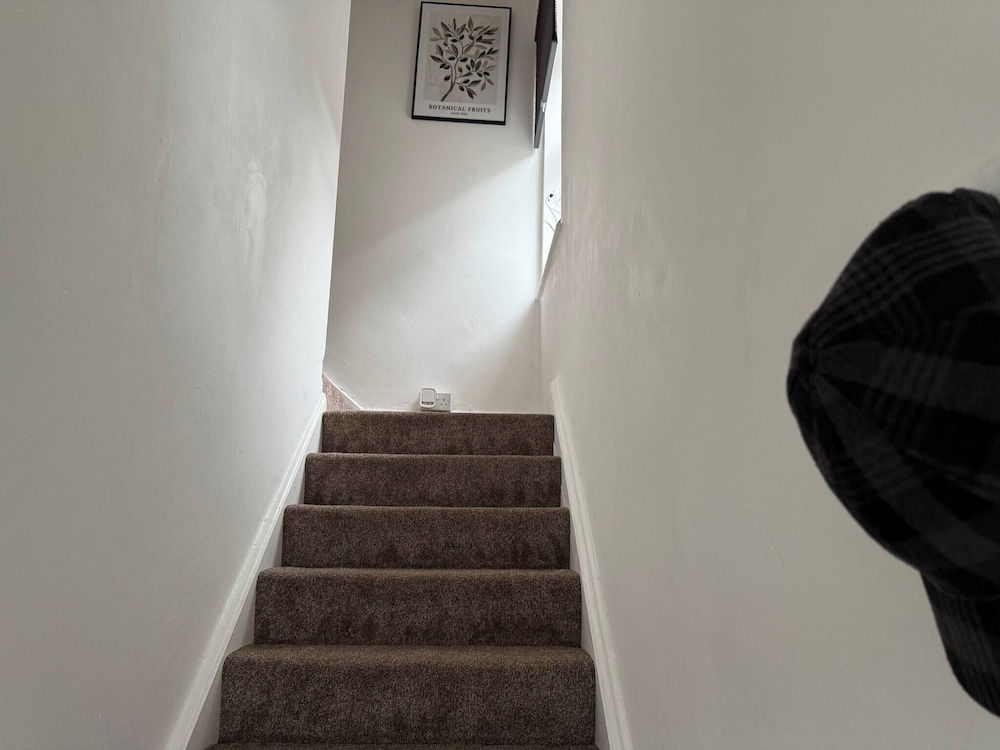 Urban Calm Spacious 3-bed Home With Free Parking