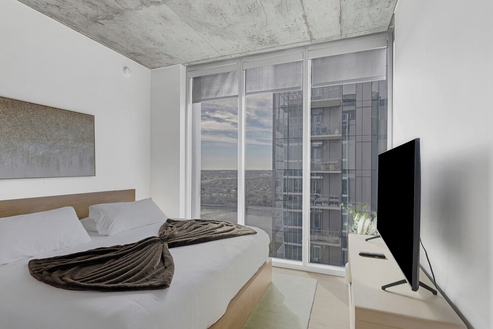 High Rise Luxury Condo With Lake & City Views - Image 3