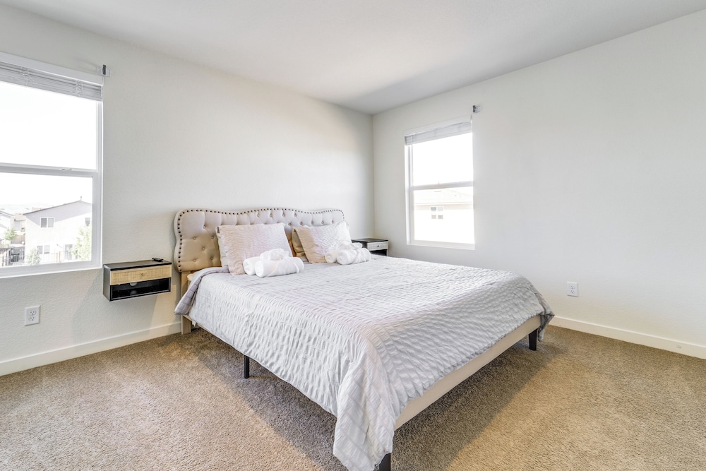 Reno Vacations - Modern Reno Vacation Home: Easy Access to Nature - Property Image 8