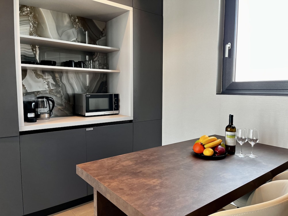 128 LIM - 2001 Stay Only Tower Suite