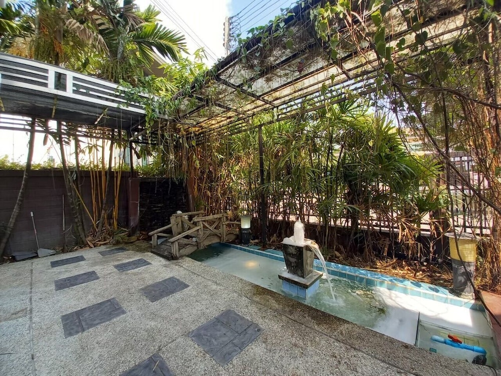 Spacious Entire House With Shared Fitness Room and Shared Indoor Pool in Club