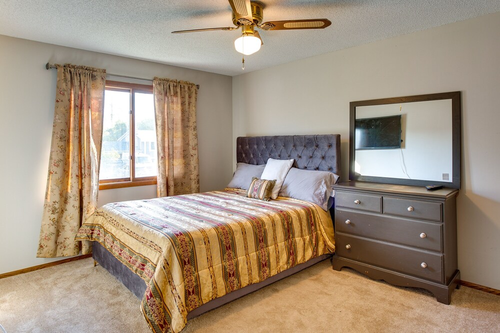 Spacious Family Home: 11 Mi to Dtwn Minneapolis!