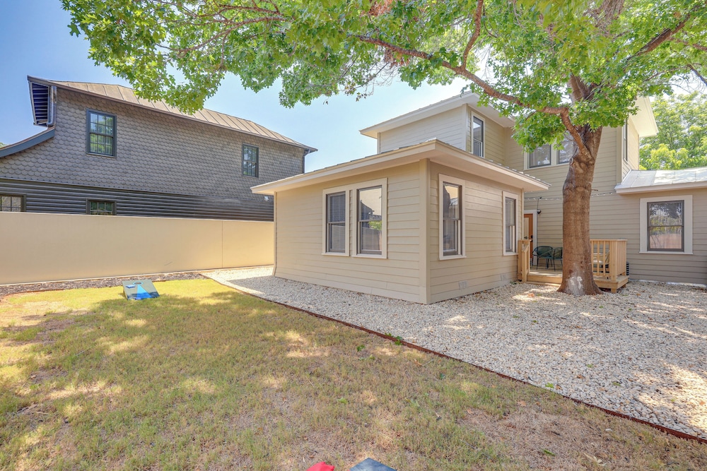 1 Mi to Dtwn: Family Home in San Antonio!