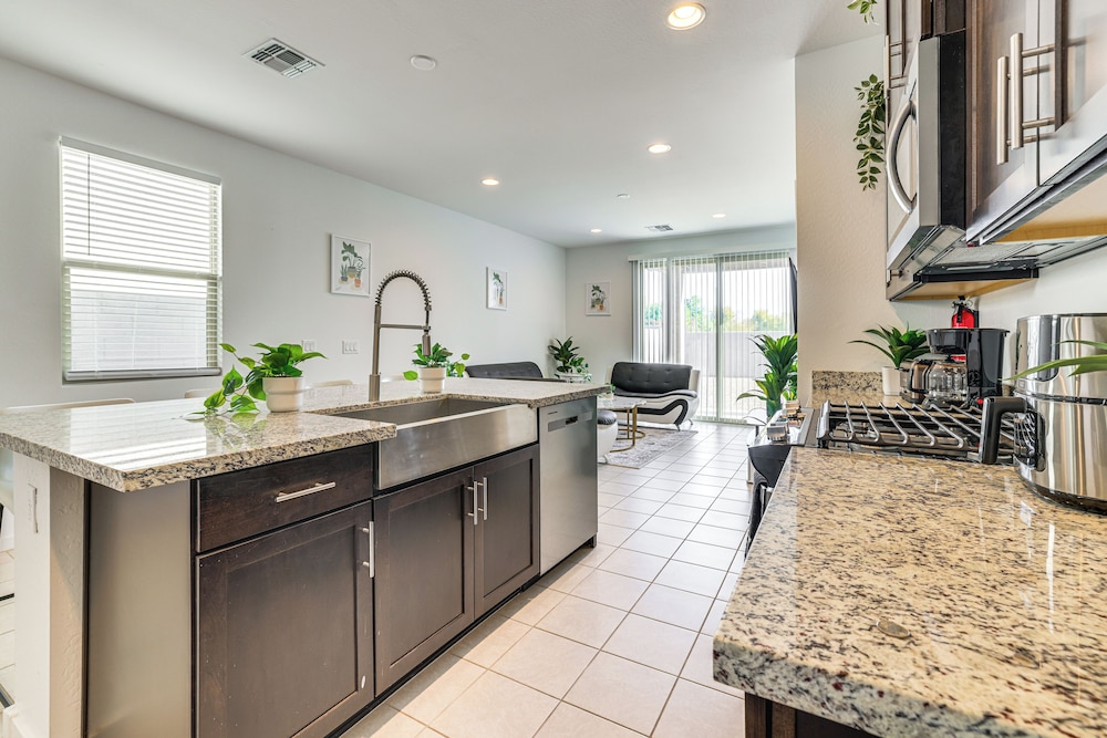 4 Mi to South Mountain Park: Phoenix Area Home
