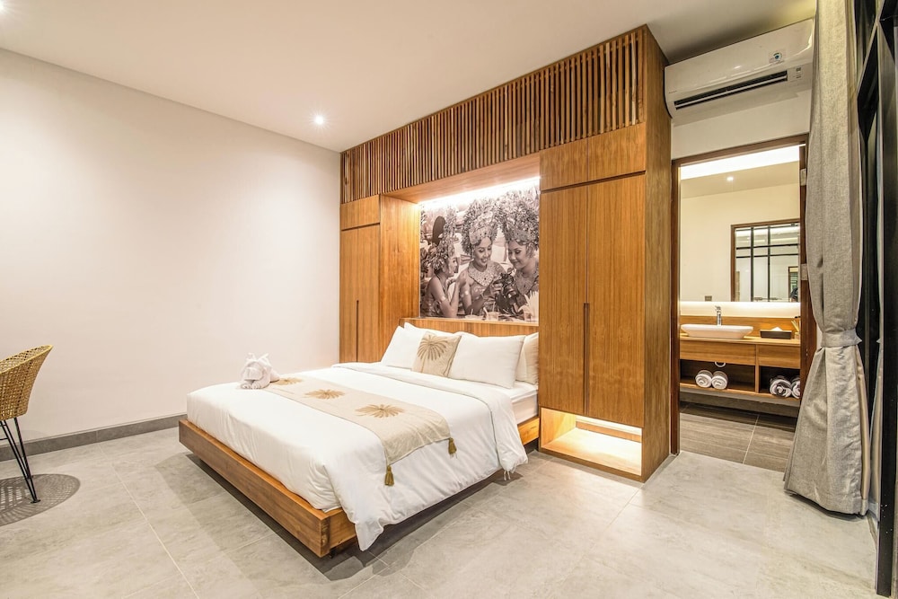 Elegant 6BR Canggu Villa Steps From the Ocean
