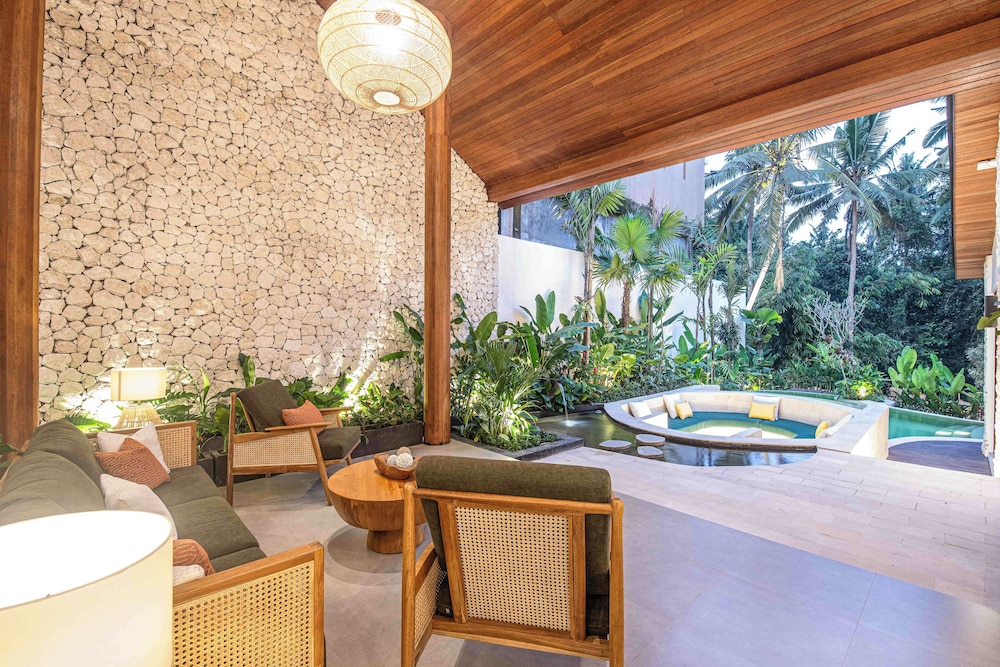 Luxury 2BR Retreat Jungle View Near Ubud Center