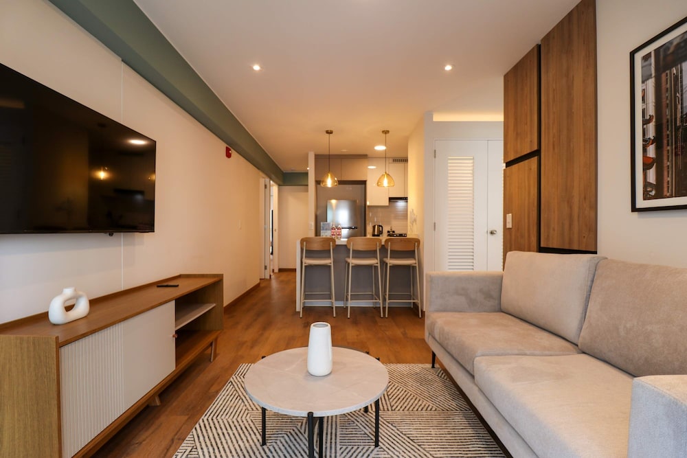 w Group-friendly 3BR w Balcony in Miraflores