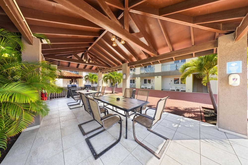 Cozy Bliss Condo w Pool Steps From Eagle Beach