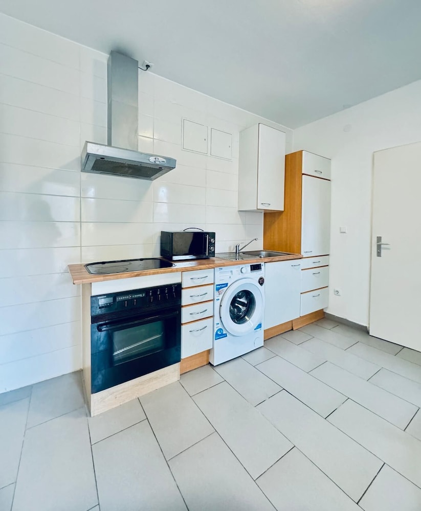 Cozy 2BR Apt Sleeps 6 Direct City Access