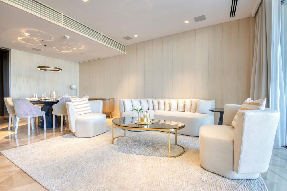 Vibrant Getaway in a Classy Five Palm Jumeirah Apt