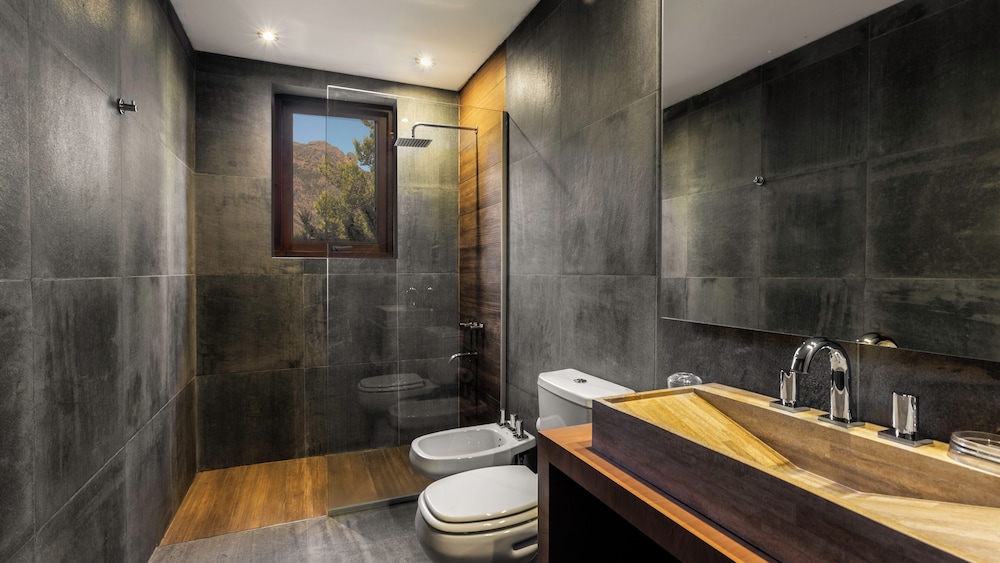 Stunning 4-Bedroom House Large Garden and Pool H61 by Apartments Bariloche
