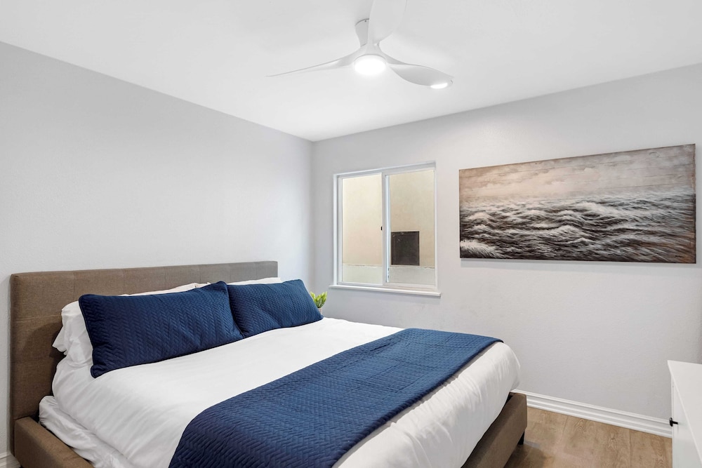 Sleeps 18 Steps to the Beach, Shops & Eateries Ocean Views, Patio, Fire Pit