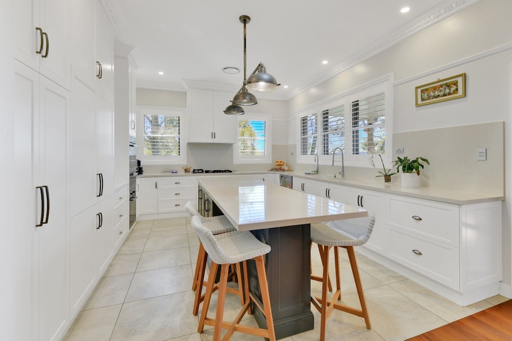 Expansive Toowoomba Retreat With Garden BBQ
