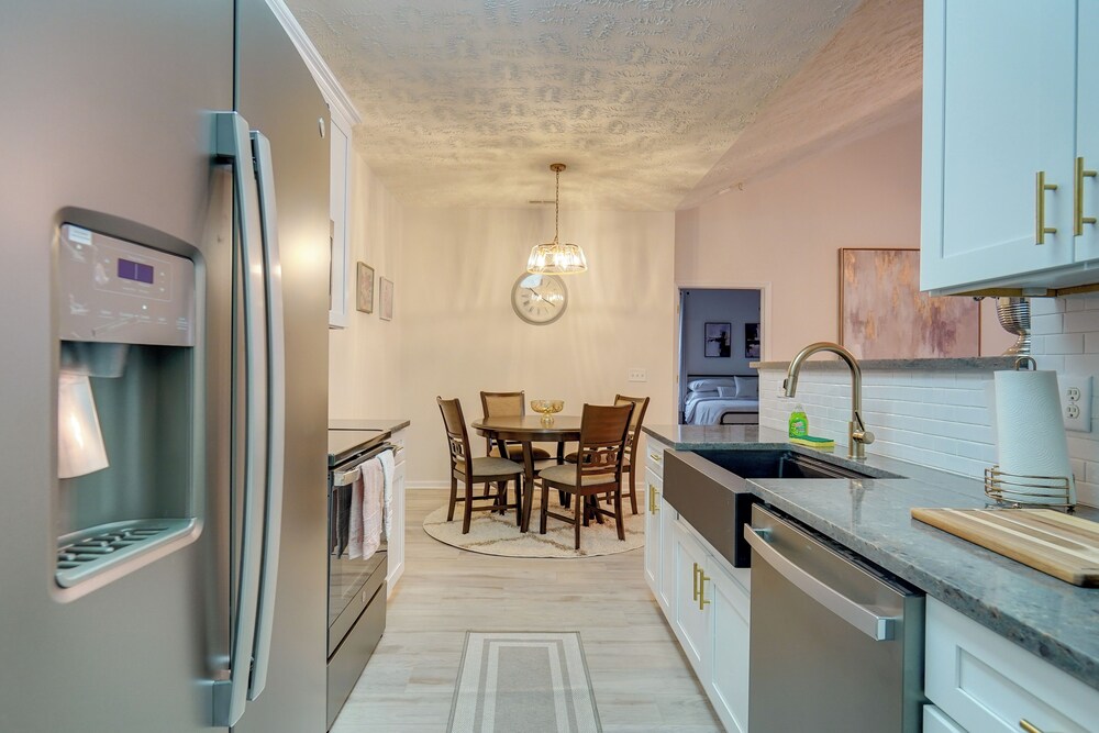 9 Mi to Dtwn Fayetteville: Condo w/ Pool Access!